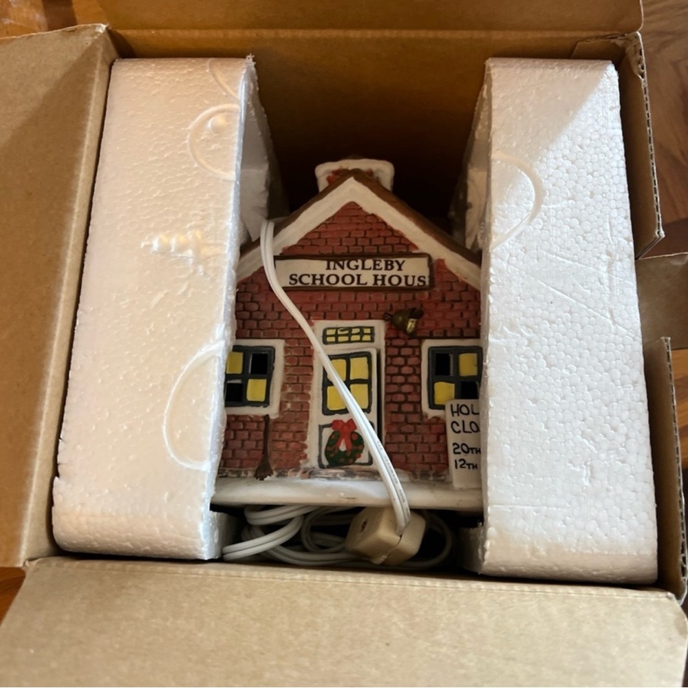 Vintage American Greetings Ingleby Village School House in Box Christmas 1990’s - Picture 9 of 14
